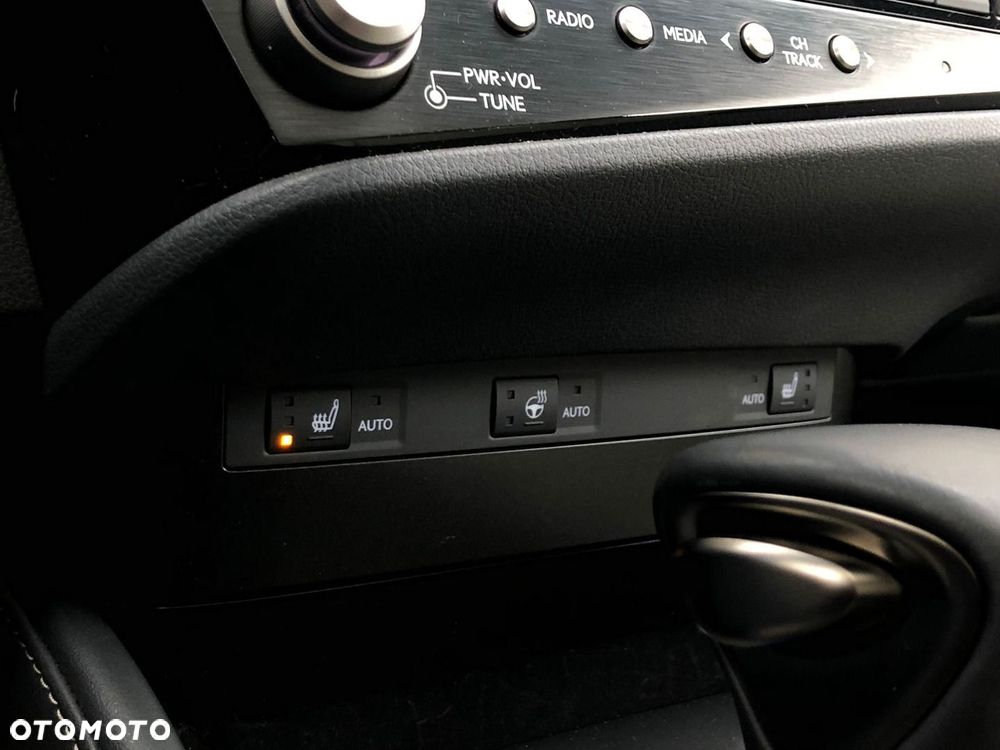 Lexus ES 300h F Sport Design - 23