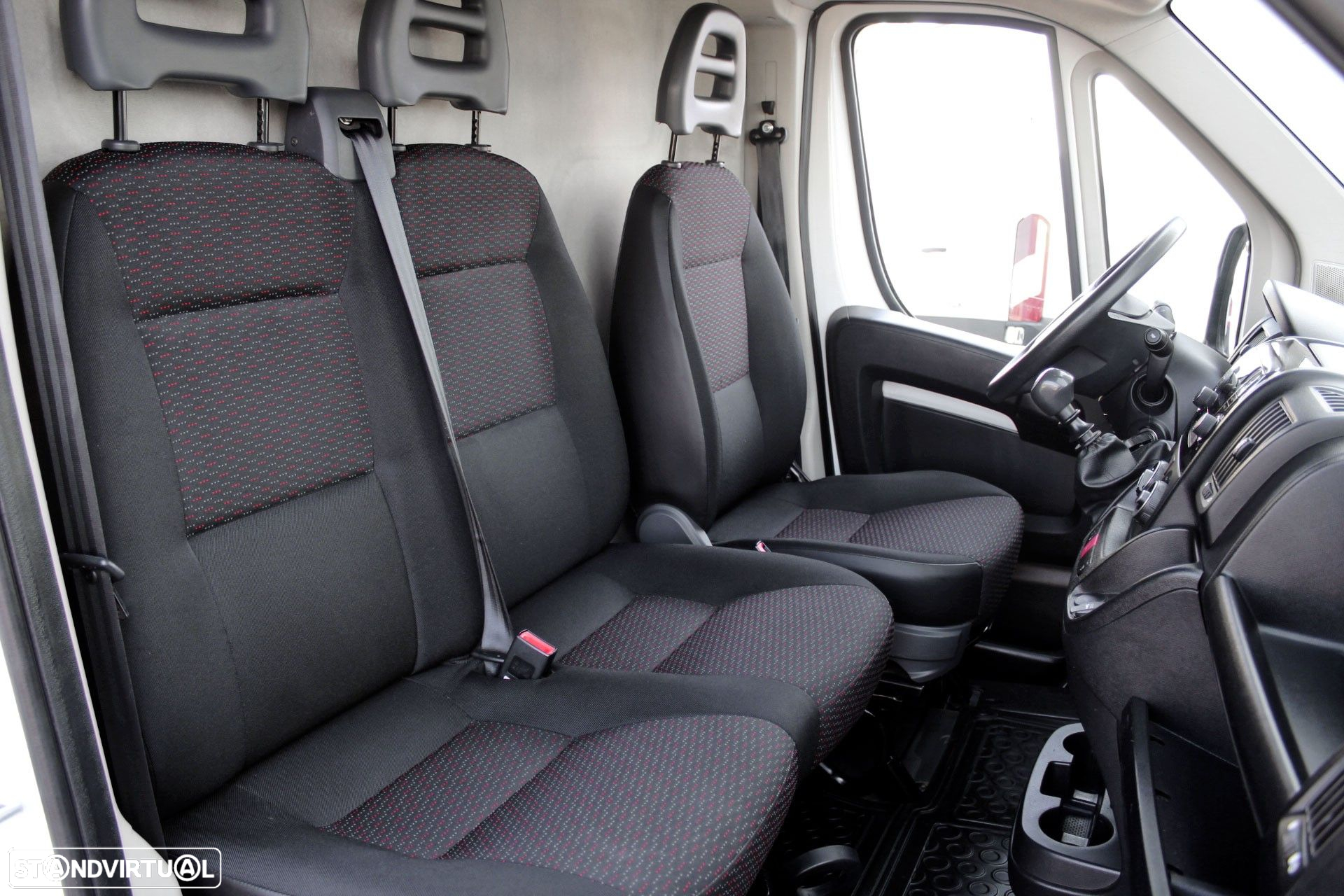 Peugeot Boxer 2.2 BlueHDi 330 L1H1 Premium - 17
