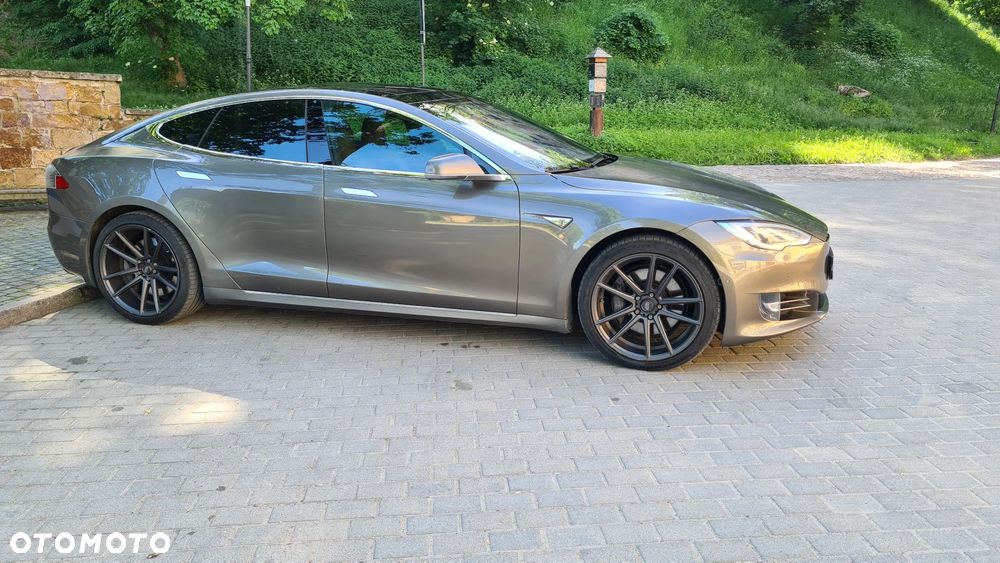 Tesla Model S - 6
