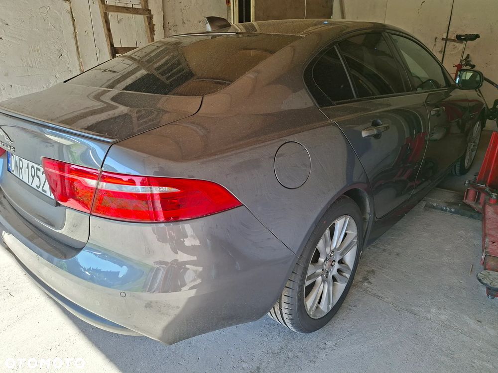 Jaguar XE 2.0 D AWD R-Sport - 5