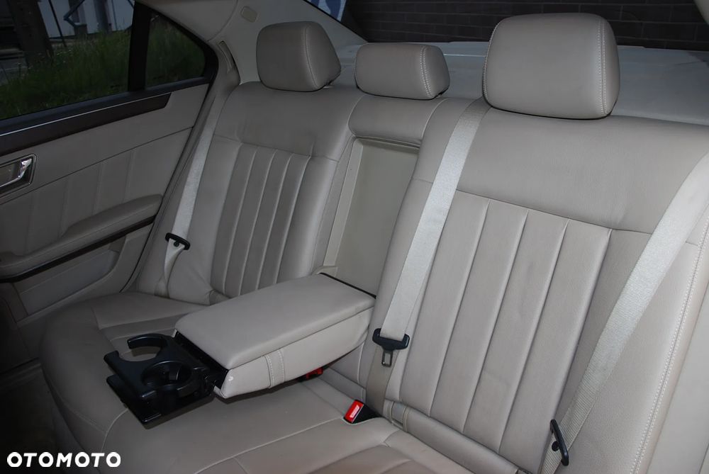 Mercedes-Benz Klasa E ver-200-cgi-blueefficiency-elegance - 13