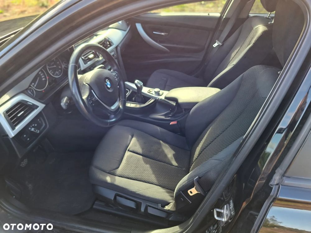 BMW Seria 3 318d Touring - 17