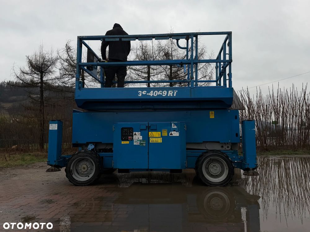 Genie Zwyżka Terenowa GS-4069RT Podnośnik Nożycowy Dźwig 14,5 metra jak Nowa z salonu! 960 mtg. 2013 rok, Pochodzi z Norweskiego urzędu Komuny. Zadbana! 4x4 Silnik Kubota. Zero Luzów i wycieków. Aktualne Serwisy DEKRA BMWT. Wysuwany Balkon. Sterowana z dołu i góry. Okazja Tanio !! Dokumentacja! Bez DPF, adBLUE - 1
