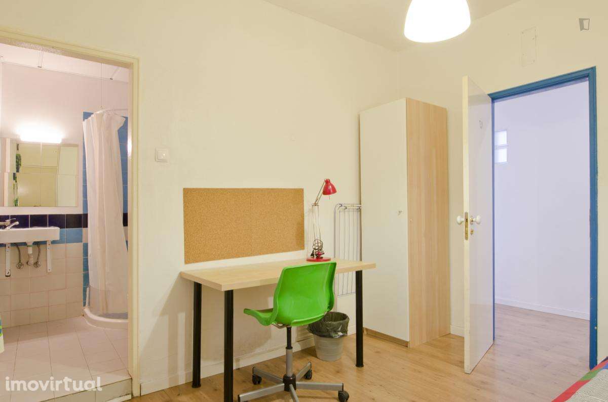 Quarto - localizado em Intendente Lisbon - Grande imagem: 4/16