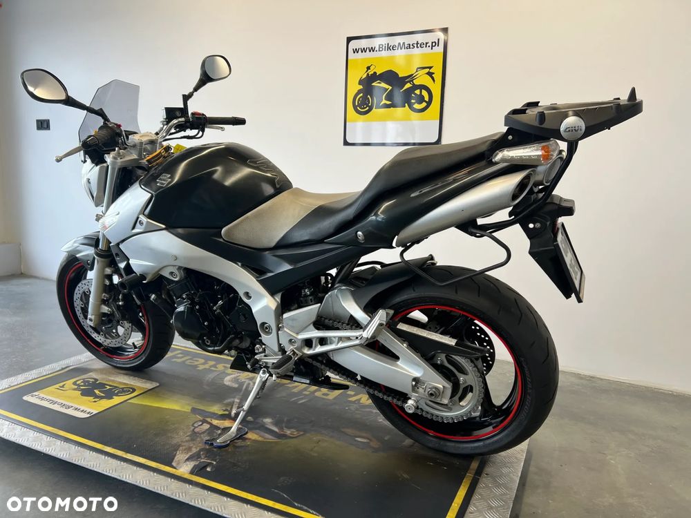 Suzuki GSR - 6
