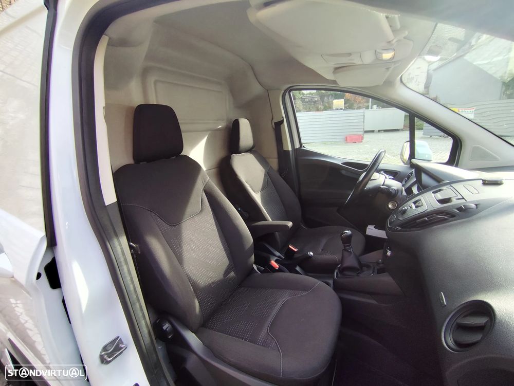 Ford Transit Courier - 14