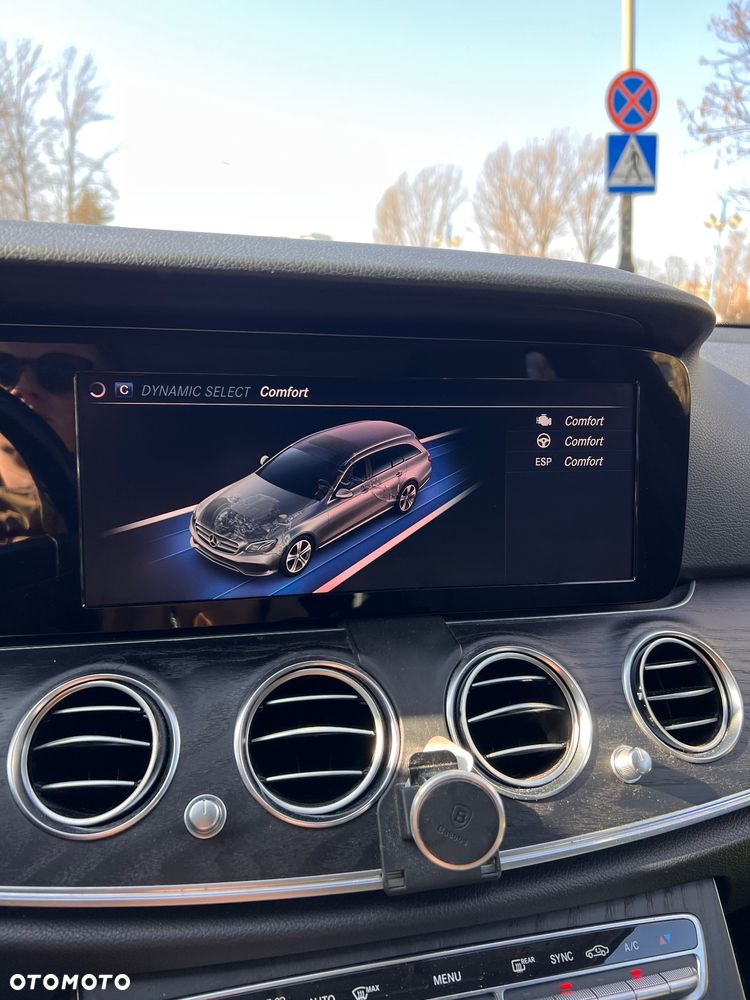 Mercedes-Benz Klasa E 220 d 4-Matic 9G-TRONIC - 33