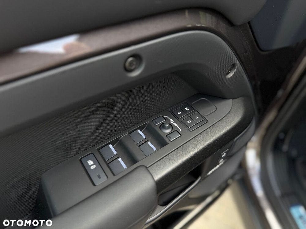 Land Rover Defender - 10