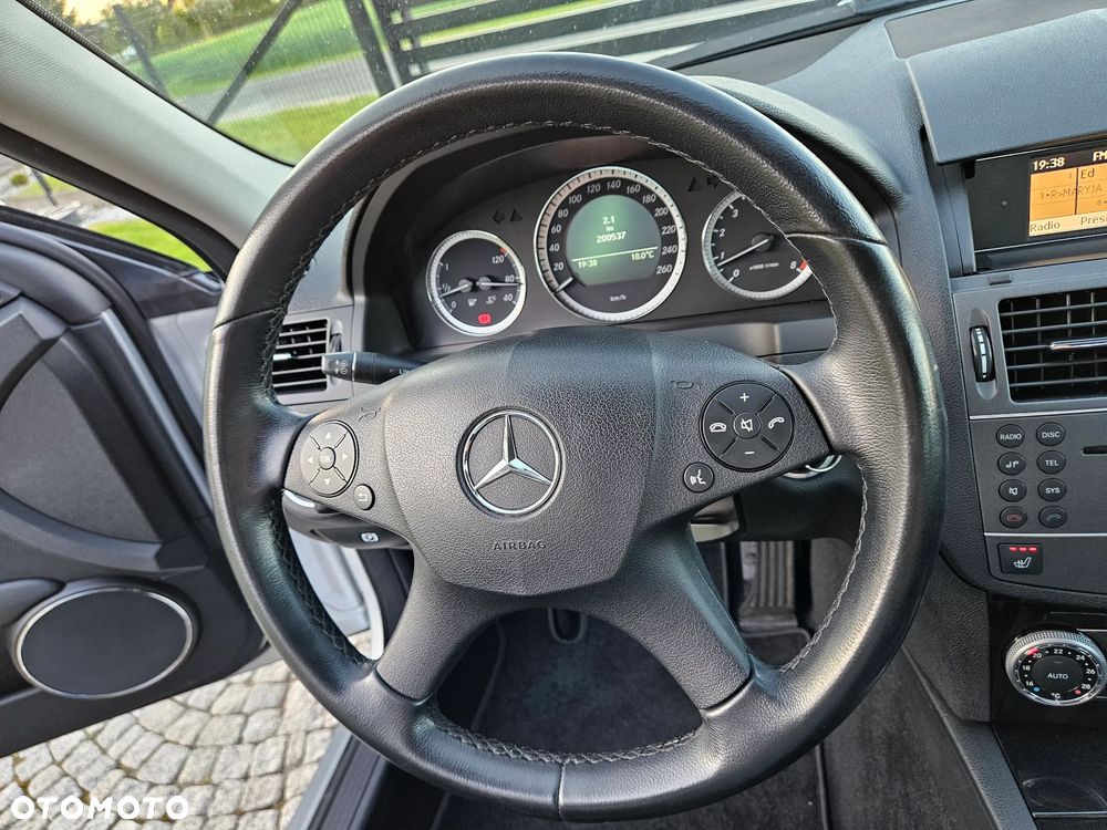 Mercedes-Benz Klasa C 200 CGI BlueEff Elegance - 22