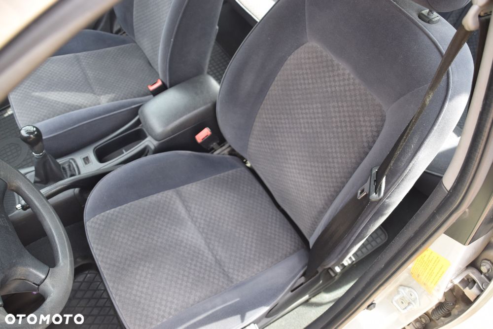 Toyota Avensis 1.6 VVT-i Terra - 13