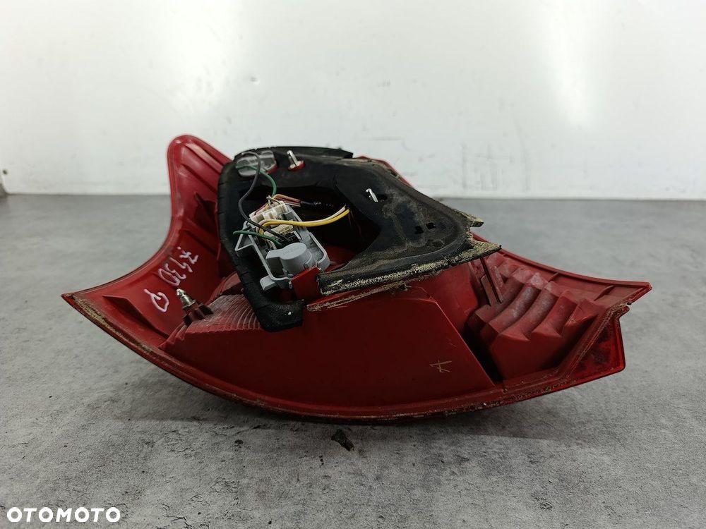 LAMPA TYLNA PRAWA TOYOTA YARIS II HATCHBACK - 8