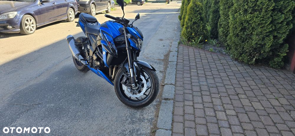 Suzuki GSX - 6