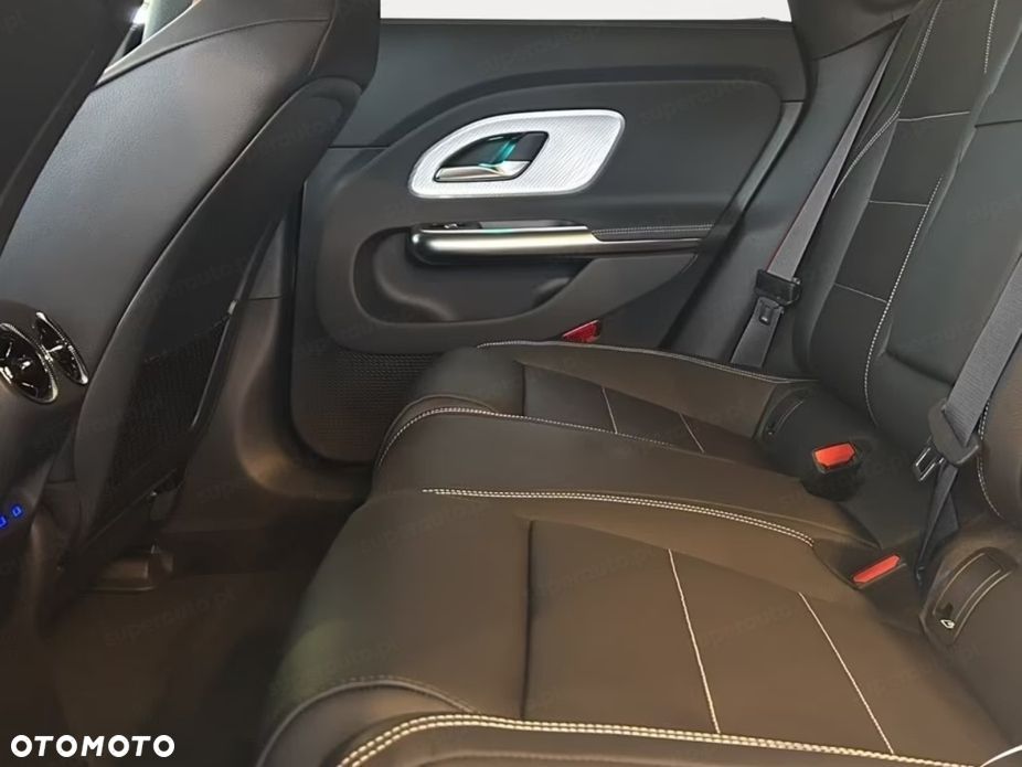 Mercedes-Benz CLA 200 mHEV 8G-DCT - 13