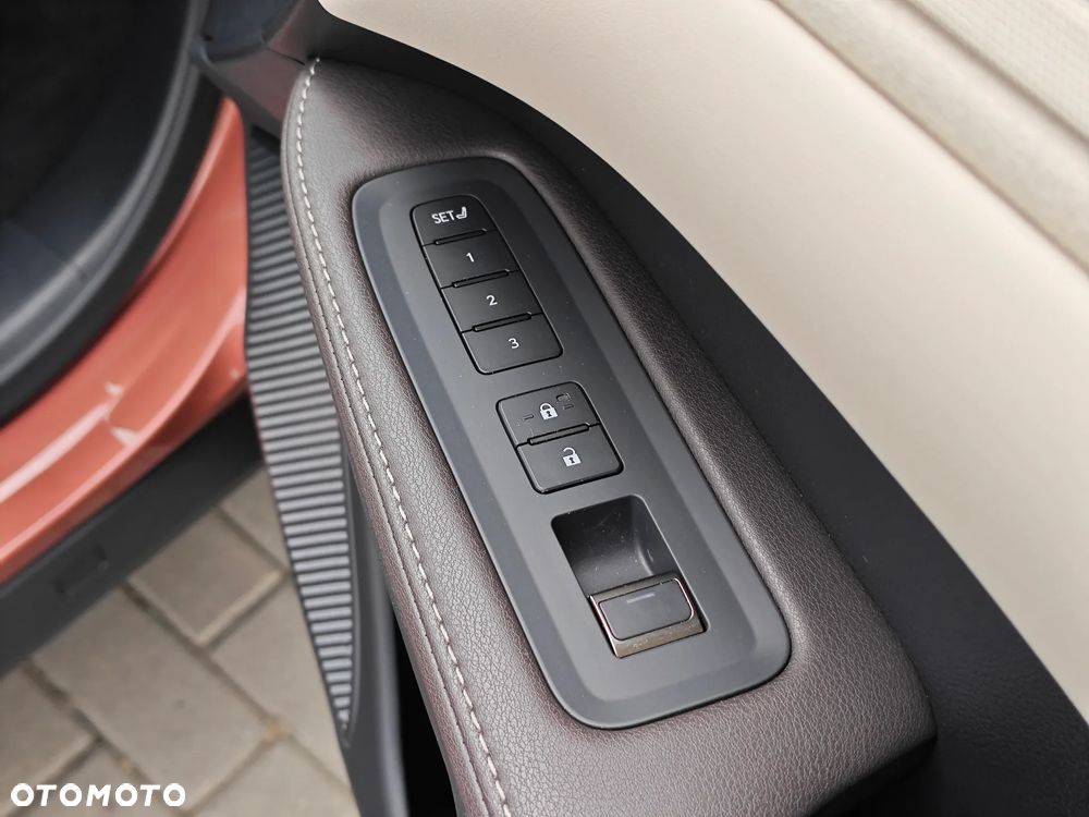 Lexus RX 450h+ Omotenashi - 31