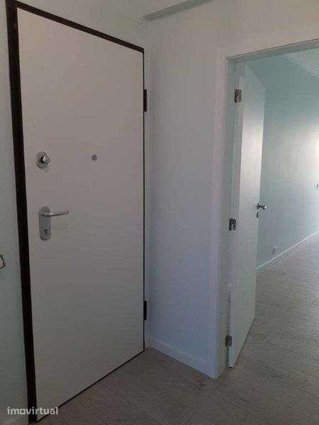 T2+1 Amadora - Junto ao Metro Amadora Este - Grande imagem: 4/12