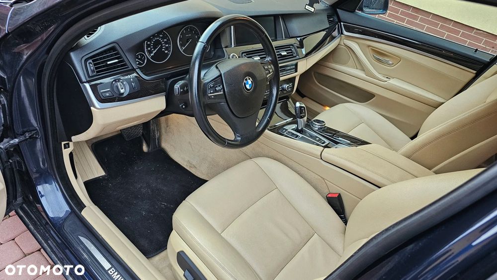 BMW Seria 5 528i xDrive Sport-Aut Luxury Line - 32