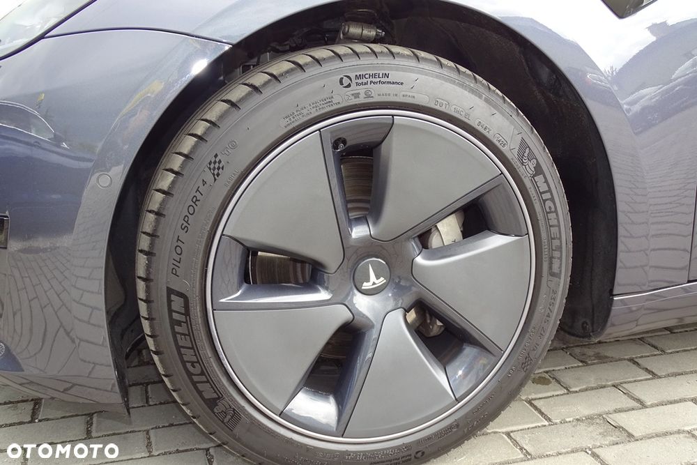 Tesla Model 3 - 8