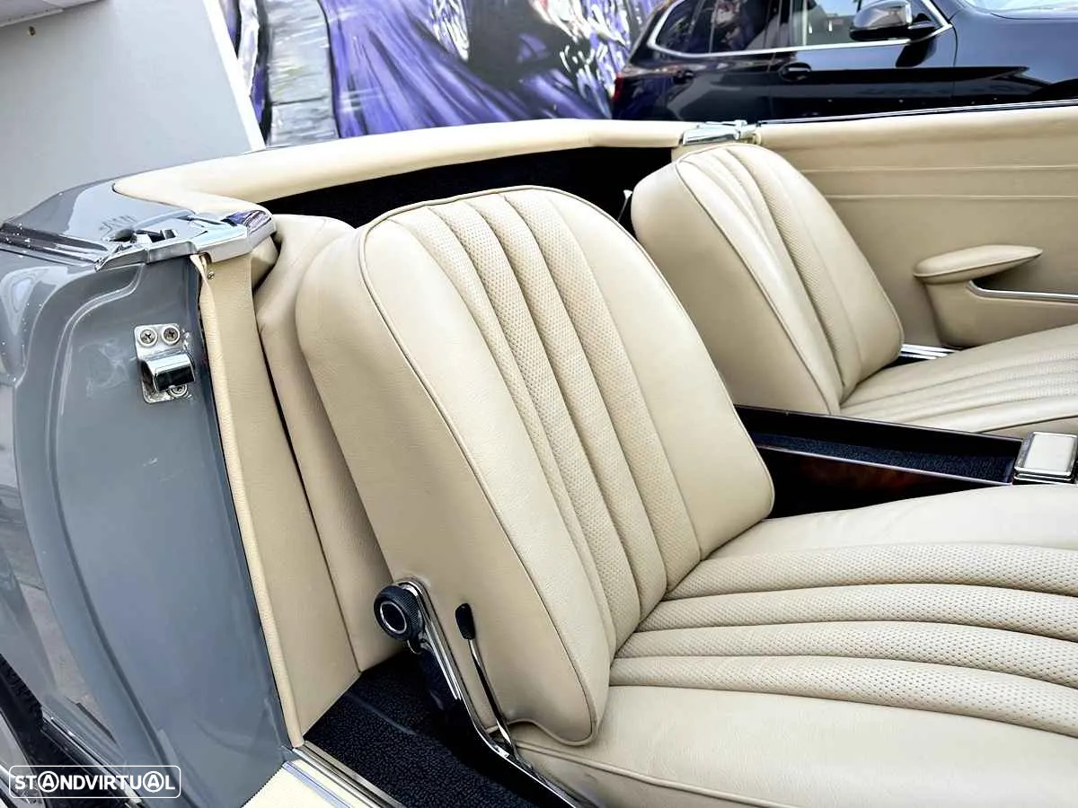 Mercedes-Benz 230 - 30
