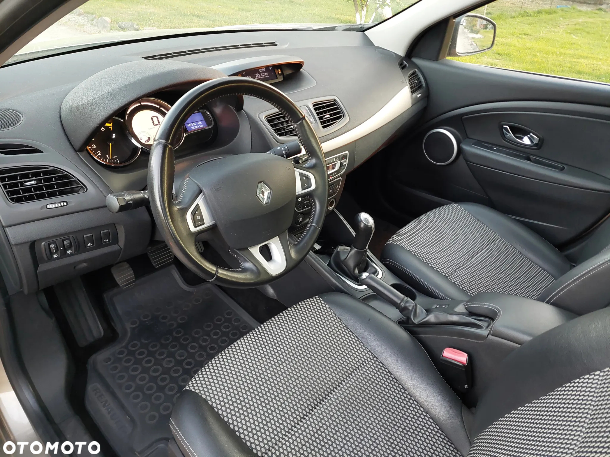 Renault Fluence 1.6 16V Techno Feel - 10
