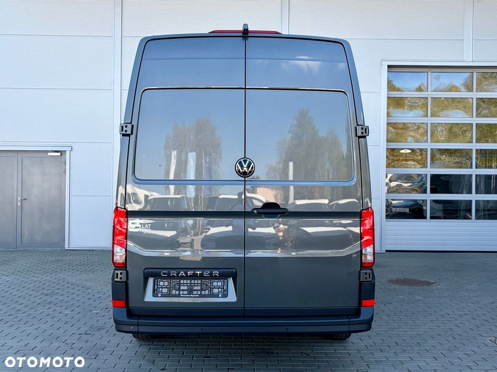 Volkswagen Crafter 35 Furgon z wysokim dachem silnik: 2,0 l EU6 SCR 177 KM / skrzynia biegów: Przedni napęd manualna 6-biegowa rozstaw osi: 4490 mm - 15