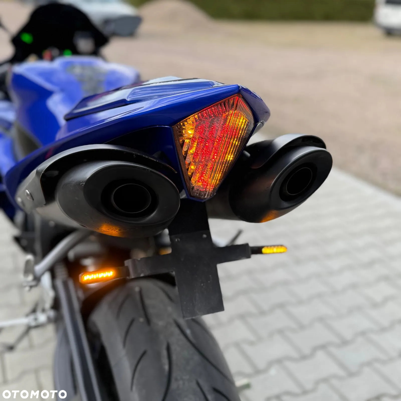Yamaha R1 - 18