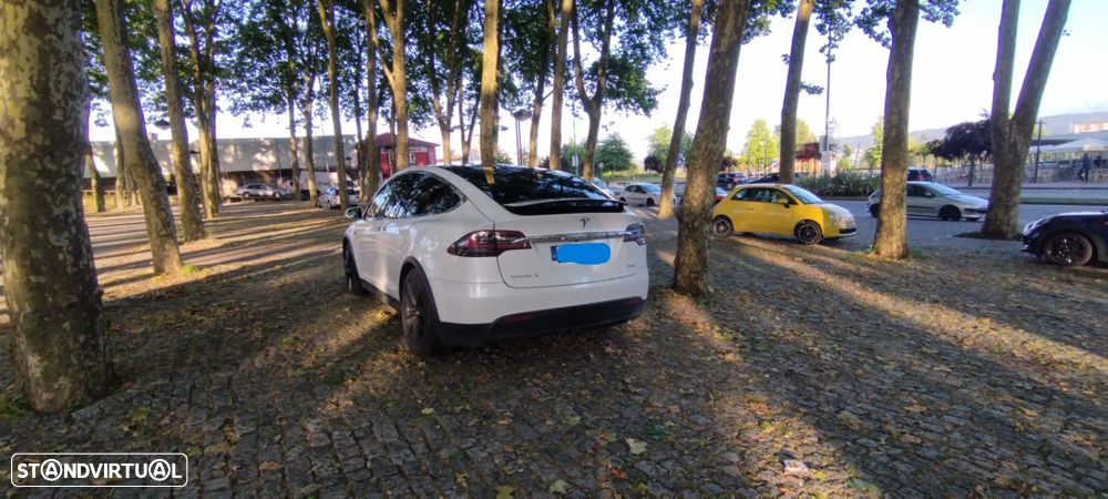 Tesla Model X - 5