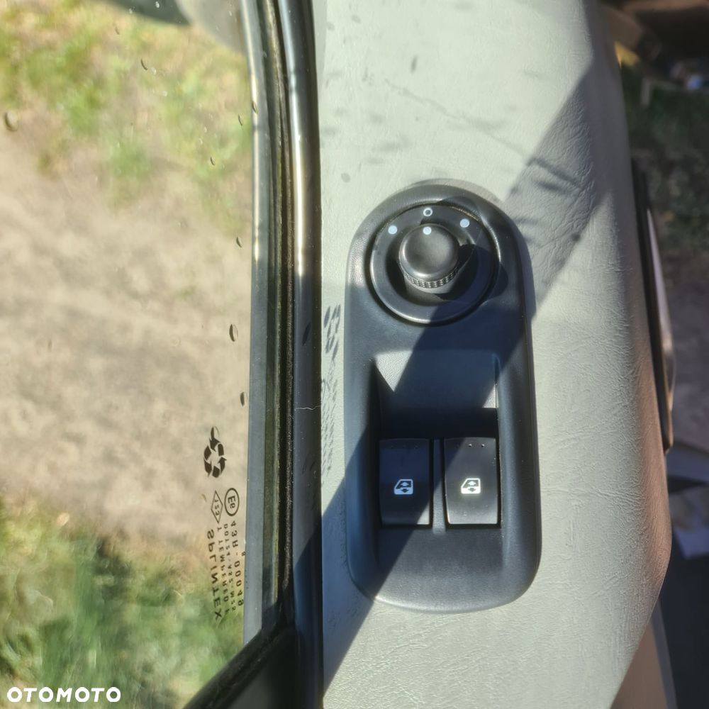 Opel VIVARO 6-OSOBOWY - 15