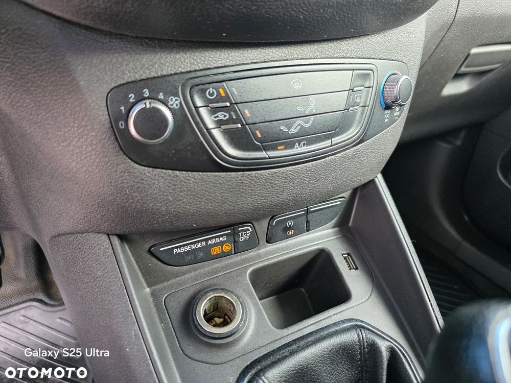 Ford Transit Courier - 32