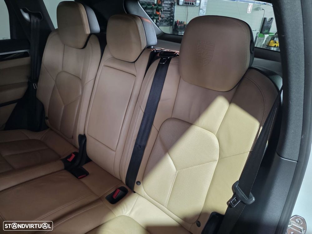 Porsche Cayenne - 16