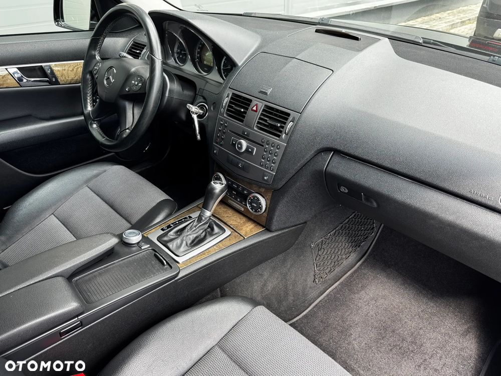 Mercedes-Benz Klasa C 180 CGI Automatik BlueEFFICIENCY Avantgarde - 15