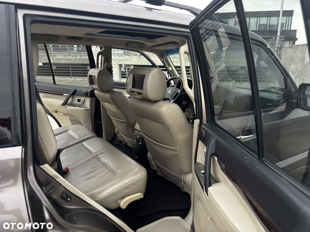 Mitsubishi Pajero - 12