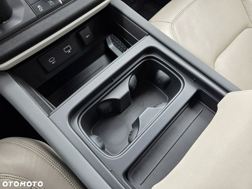 Land Rover Defender - 26