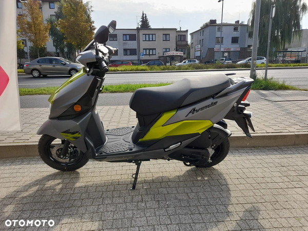 Suzuki Avenis