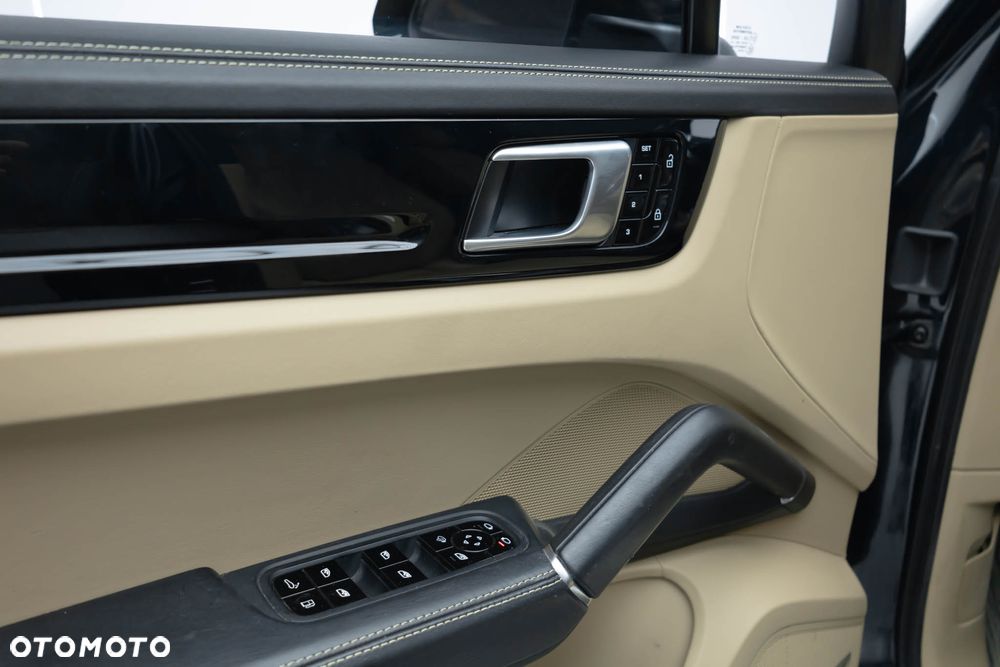 Porsche Cayenne - 34