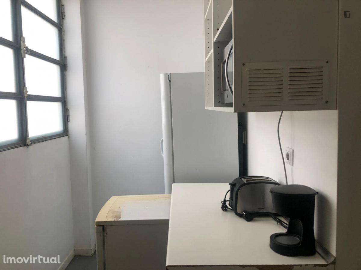 Quarto - localizado em Intendente Lisbon - Grande imagem: 4/12