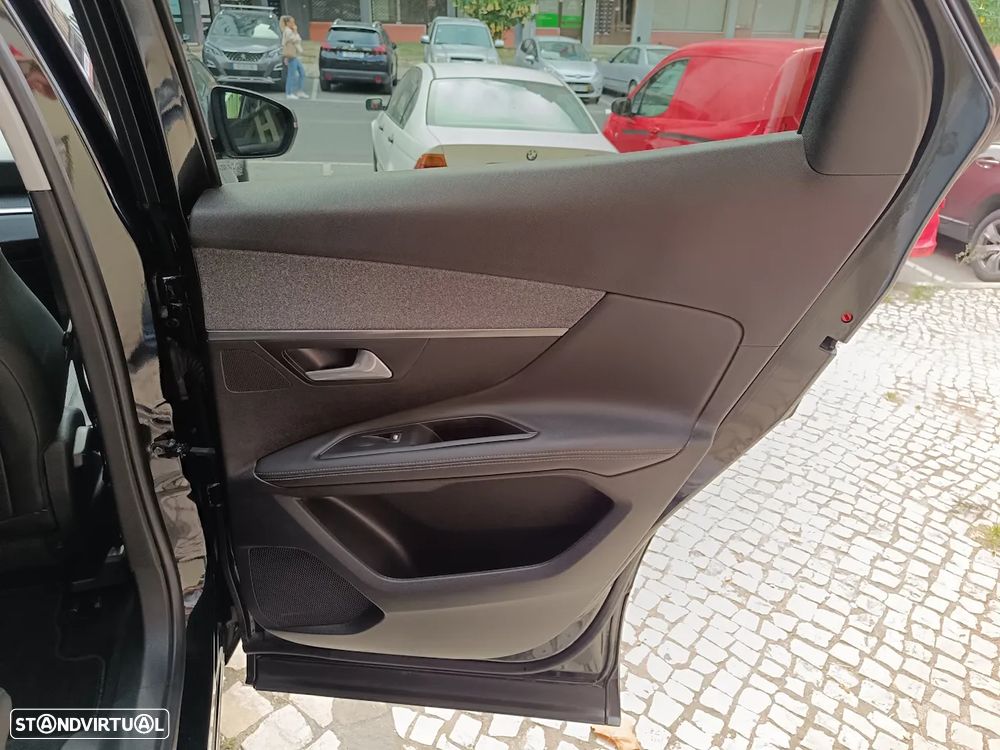 Peugeot 3008 1.2 PureTech Allure EAT8 - 33