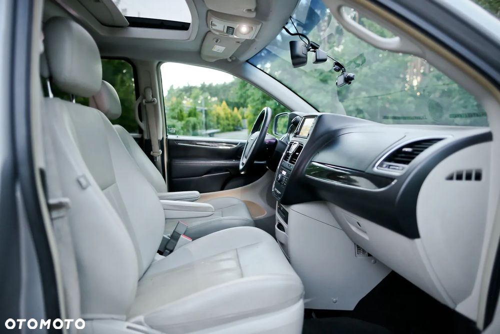 Chrysler Town & Country 3.6 Limited - 21