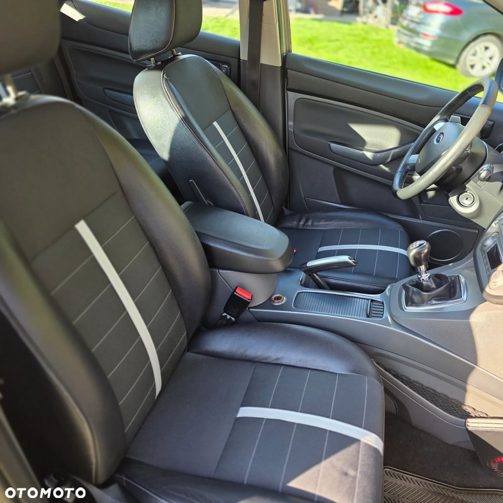 Ford Kuga 2.0 TDCi 4x4 Titanium - 25