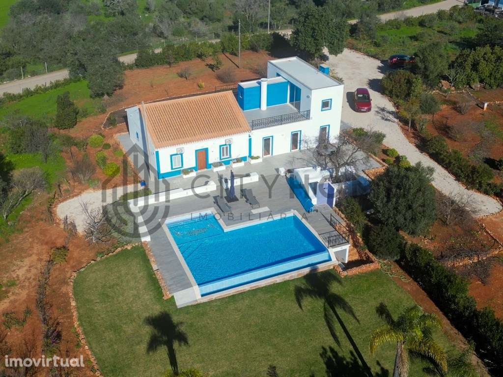 Moradia T4 com piscina infinita em terreno amplo em Silves - Grande imagem: 3/45