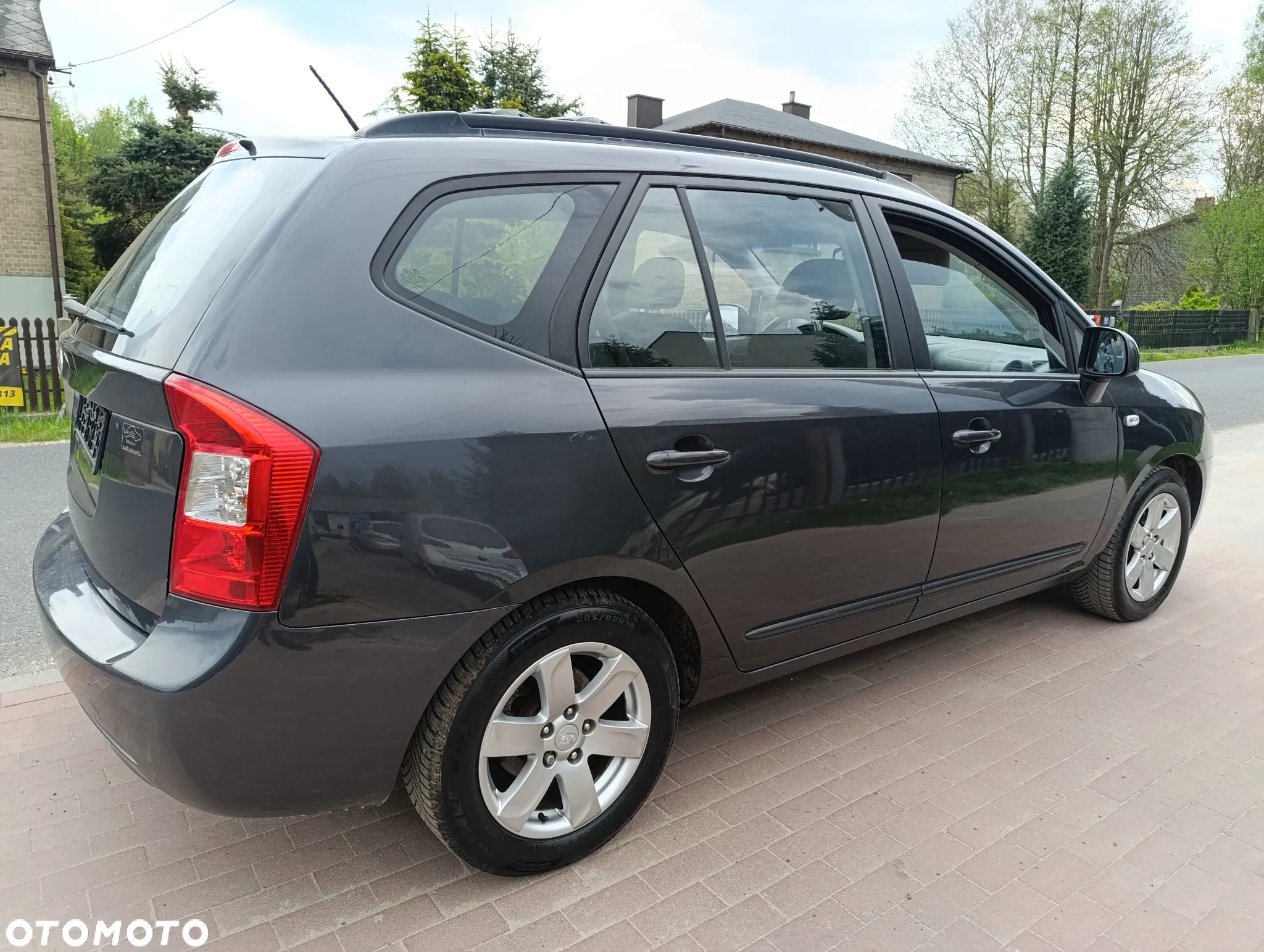 Kia Carens 2.0 CVVT LX - 17