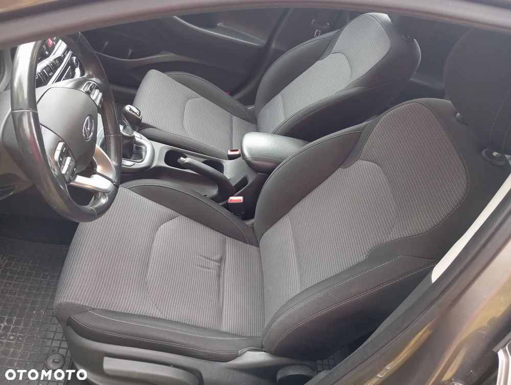 Hyundai i30 1.5 DPI Classic + - 7