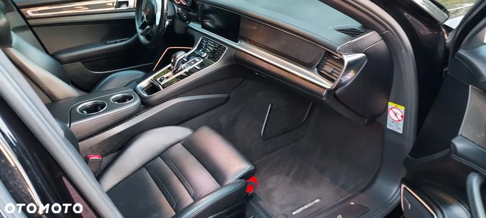 Porsche Panamera 4 E-Hybrid - 16