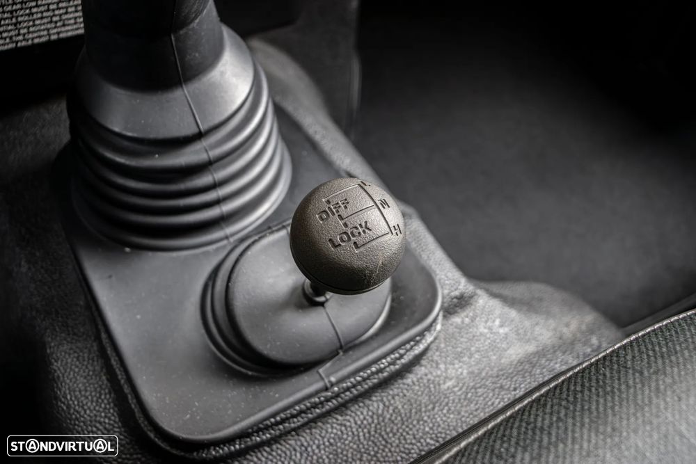 Land Rover Defender - 18