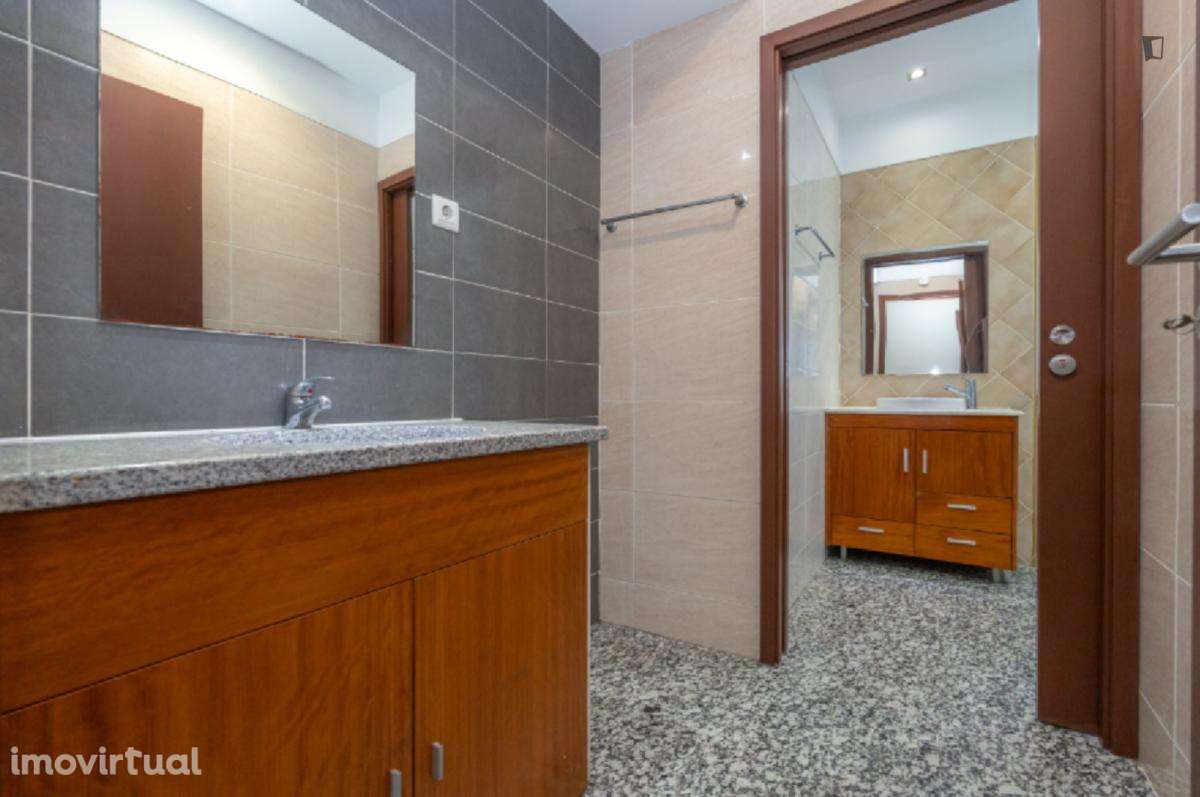 Quarto - localizado em São Martinho de Bispo Coimbra - Grande imagem: 2/18