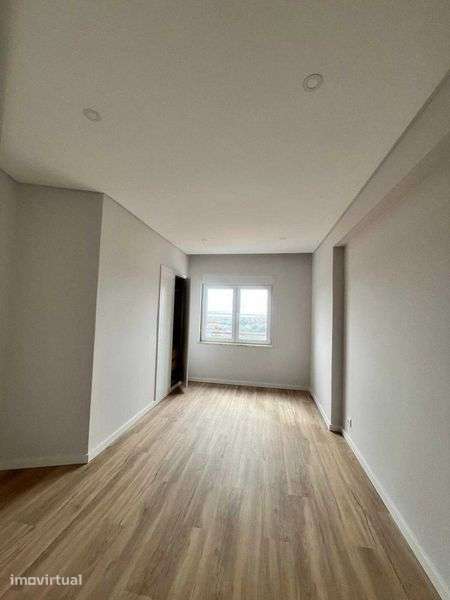 Vende-se Apartamento T3 em Alverca do Ribatejo Totalmente Remodelado - Grande imagem: 4/12