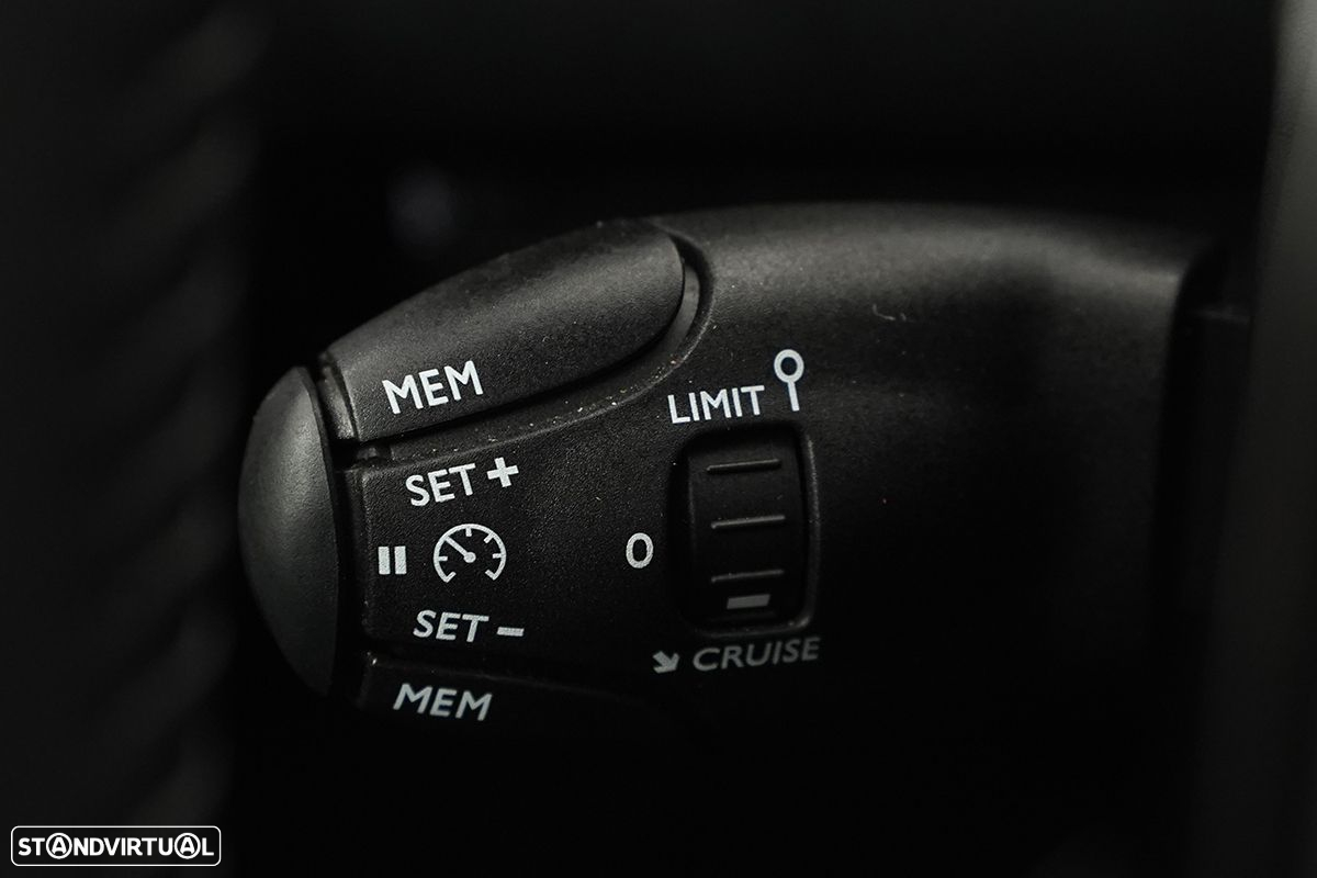 Peugeot 2008 1.2 PureTech Allure - 19