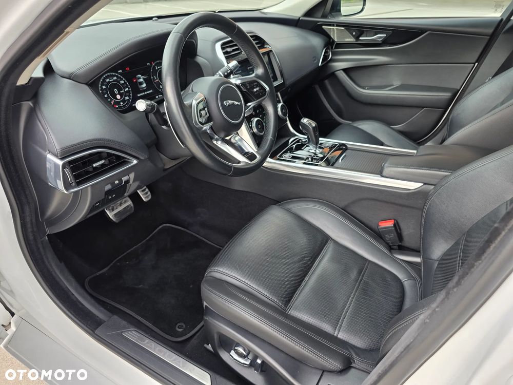 Jaguar XE 2.0 D180 R-Dynamic S - 32