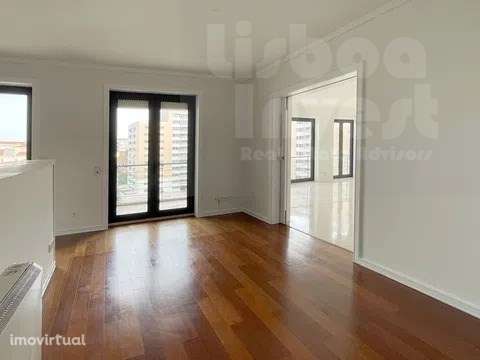 Arrendo T2 com 2 Lugares de Garagem Condominio Nova Campolide - Grande imagem: 3/24