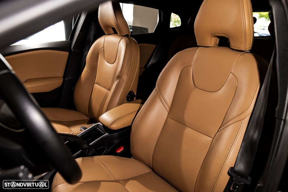 Volvo V40 Cross Country 2.0 D2 - 24