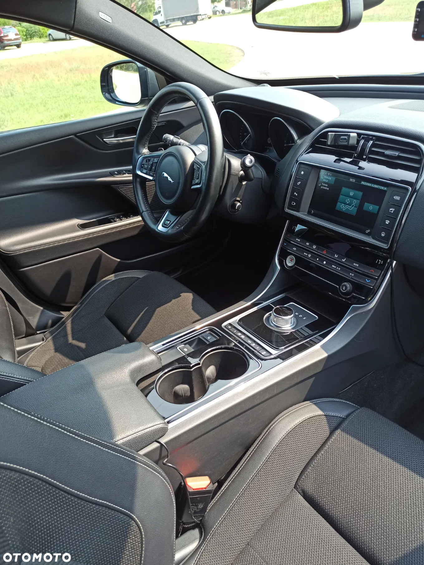 Jaguar XE 2.0 D R-Sport - 18